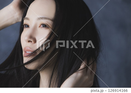 黒いオフショルを着た女性 黒いオフショルを着た女性 126914166