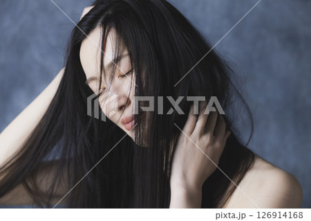 黒いオフショルを着た女性 黒いオフショルを着た女性 126914168