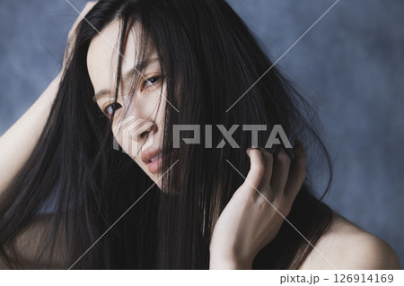 黒いオフショルを着た女性 黒いオフショルを着た女性 126914169