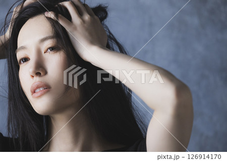 黒いオフショルを着た女性 黒いオフショルを着た女性 126914170