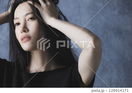 黒いオフショルを着た女性 126914171