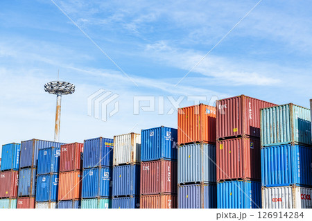 コンテナヤードに積み上げられた様々な色の輸送コンテナ コンテナヤードに積み上げられた様々な色の輸送コンテナ 126914284