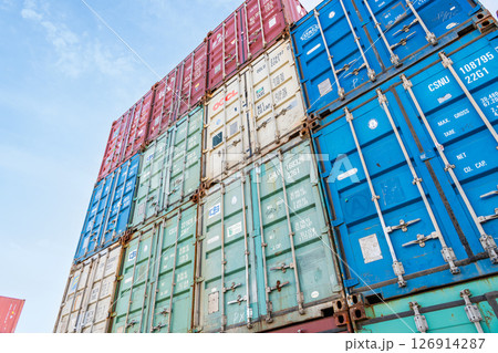コンテナヤードに積み上げられた様々な色の輸送コンテナ コンテナヤードに積み上げられた様々な色の輸送コンテナ 126914287