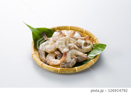 ざるに盛ったバナメイエビ 126914792