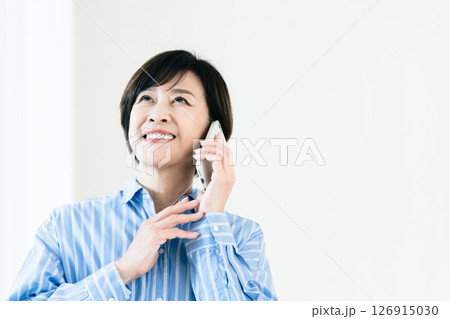 スマホで通話するミドル女性 126915030