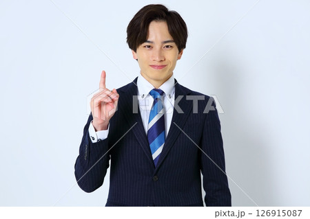 指差し　ビジネスマンのイメージ 126915087