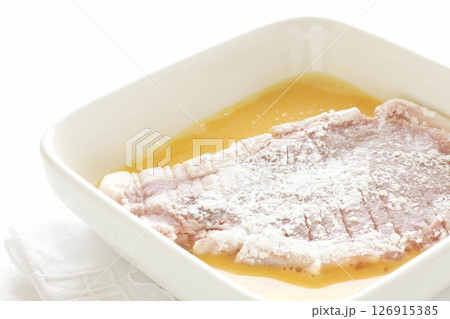 トンカツの下ごしらえ トンカツの下ごしらえ 126915385