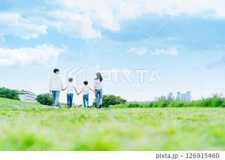 青空の草原を歩く家族 青空の草原を歩く家族 126915460
