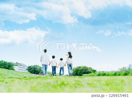 青空の草原を歩く家族 青空の草原を歩く家族 126915461