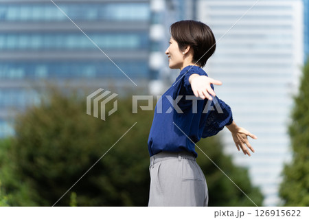 ビル街を背景にストレッチをしている女性 ビル街を背景にストレッチをしている女性 126915622