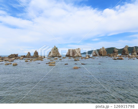 海と特徴的な岩が見える景色（日本の橋杭岩） 126915798