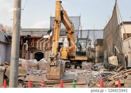 夕方の作業中断した古い木造住宅の解体工事現場 126915941