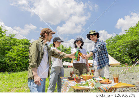 キャンプ　乾杯をする男女 126916279