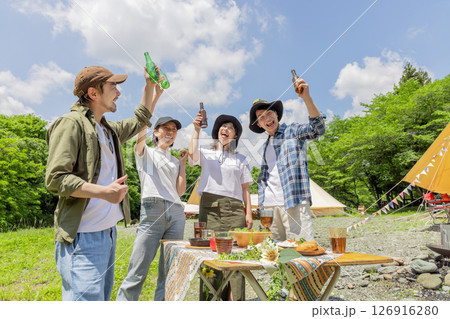 キャンプ　乾杯をする男女 126916280