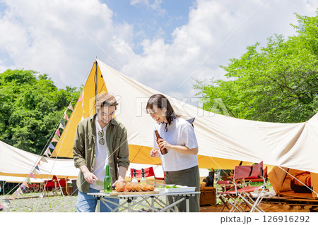 キャンプをする男女 126916292