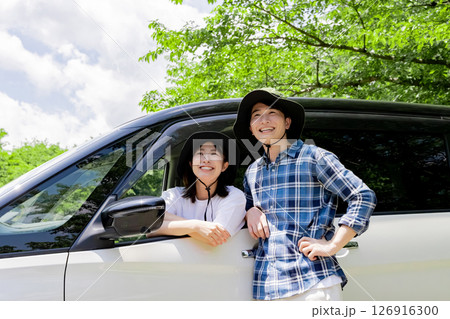 アウトドアを楽しむ若者 126916300