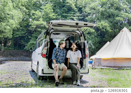 アウトドアを楽しむ若者 126916301