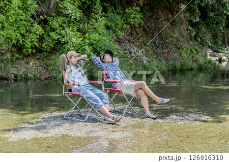 川でくつろぐ男性 川でくつろぐ男性 126916310