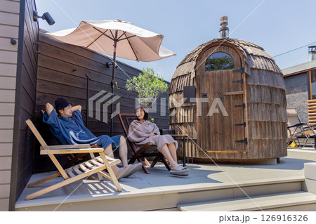 サウナの後に外気欲をする男女 サウナの後に外気欲をする男女 126916326