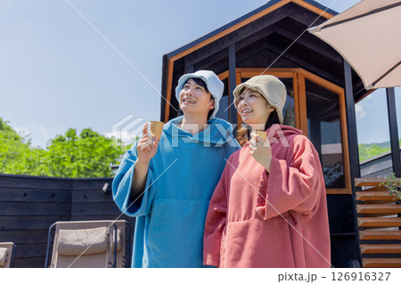 サウナの後に水分補給をする男女 126916327