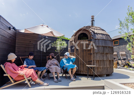 サウナを楽しむ男女 126916328