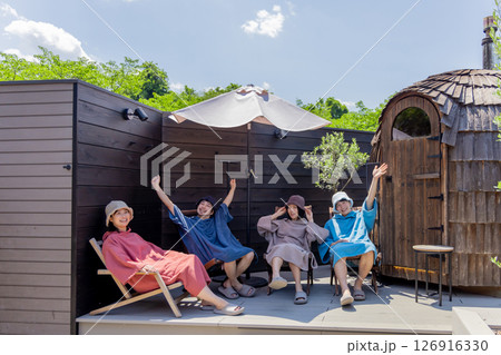 サウナを楽しむ男女 126916330