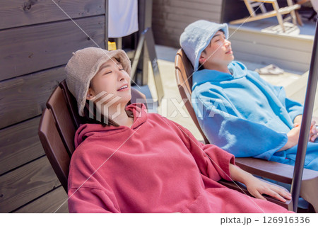 サウナを楽しむ男女 サウナを楽しむ男女 126916336