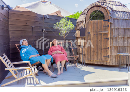 サウナの後に外気欲をする男女 サウナの後に外気欲をする男女 126916338