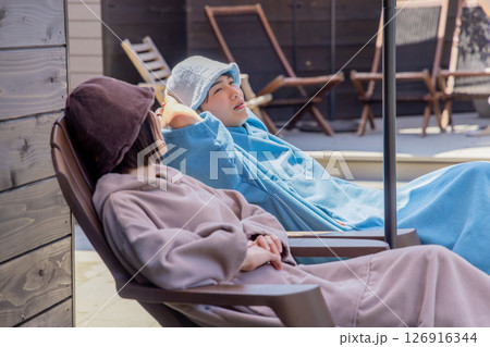サウナの後に外気欲をする男女 126916344
