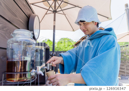 サウナの後に水分補給をする男性 126916347