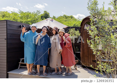 サウナを楽しむ男女 サウナを楽しむ男女 126916351