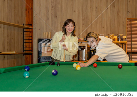 ビリヤードを楽しむ男女 ビリヤードを楽しむ男女 126916353