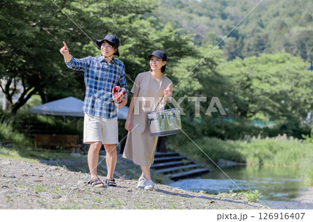 アウトドアを楽しむ男女 126916407