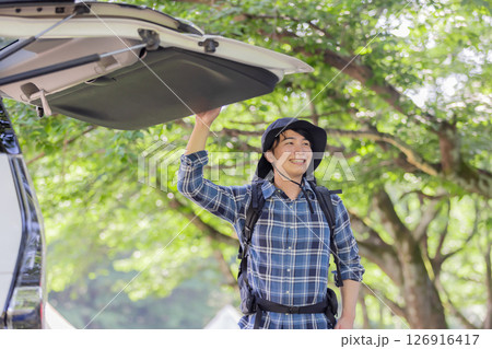 トレッキングをスタートする男性　 126916417