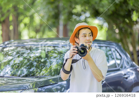 風景撮影をする男性 風景撮影をする男性 126916418