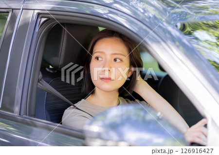 若い女性　運転 126916427