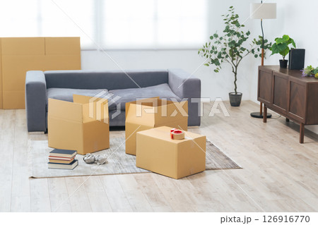リビングで荷造り・荷解き中のダンボール箱 126916770