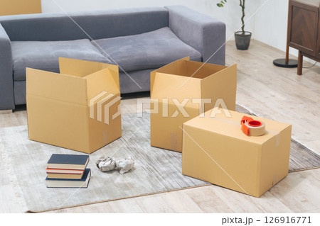 リビングで荷造り・荷解き中のダンボール箱 リビングで荷造り・荷解き中のダンボール箱 126916771