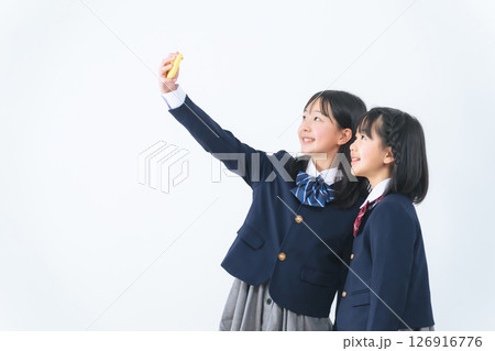 スマホで自撮りする二人の制服の女の子 スマホで自撮りする二人の制服の女の子 126916776