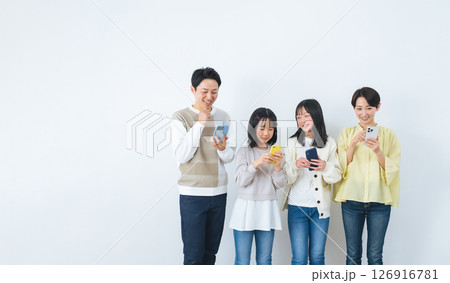 スマホを持って笑顔で考える女の子家族 126916781