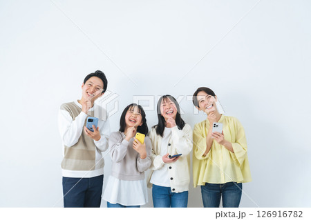 スマホを持って笑顔で考える女の子家族 126916782