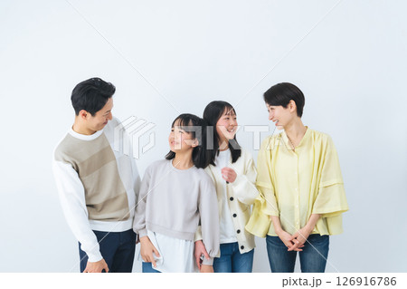 幸せそうに笑う女の子家族 126916786