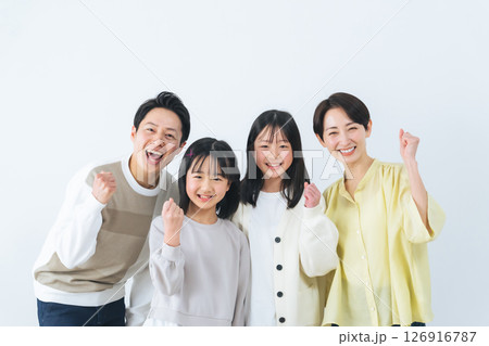 ガッツポーズする女の子家族 ガッツポーズする女の子家族 126916787