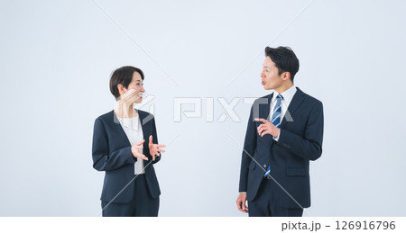 笑顔で会話する男女ビジネスパーソンのグループ 126916796