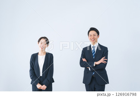 笑顔の男女ビジネスパーソンのグループ 126916798