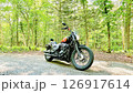 新緑の林道を走るオートバイ 126917614