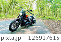新緑の森を走るオートバイ 126917615