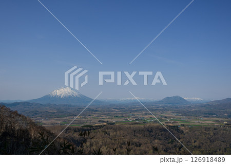 ポロモイ山から見える羊蹄山と尻別岳 126918489