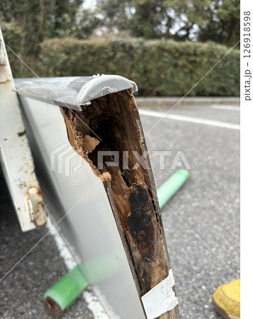 劣化した扉 劣化した扉 126918598