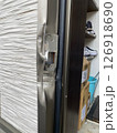 泥棒にこじ開けられたドア 126918690